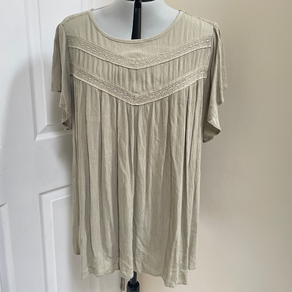 🍀Torrid top with ruffle sleeves and lace embellishments - Picture 8 of 17